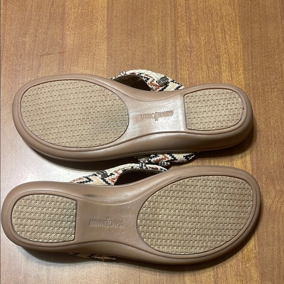 - Minnetonka Beige Patterned Sandals size 9 - Picture 6 of 6